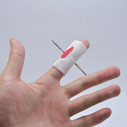 Повязка с гвоздём на палец из полимерных и текстильных материалов. Предназначена для шуток и розыгры